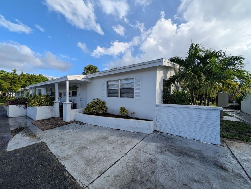 Welcome to this lovely 1 bedroom, 1 bathroom apartment located in Oakland Park, Florida. This cozy and inviting apartment is perfect for those who want to experience the relaxed coastal lifestyle of one of South Florida's most charming cities.As you enter the apartment, you'll immediately notice the bright and airy atmosphere. The kitchen is fully equipped with a refrigerator and stove.