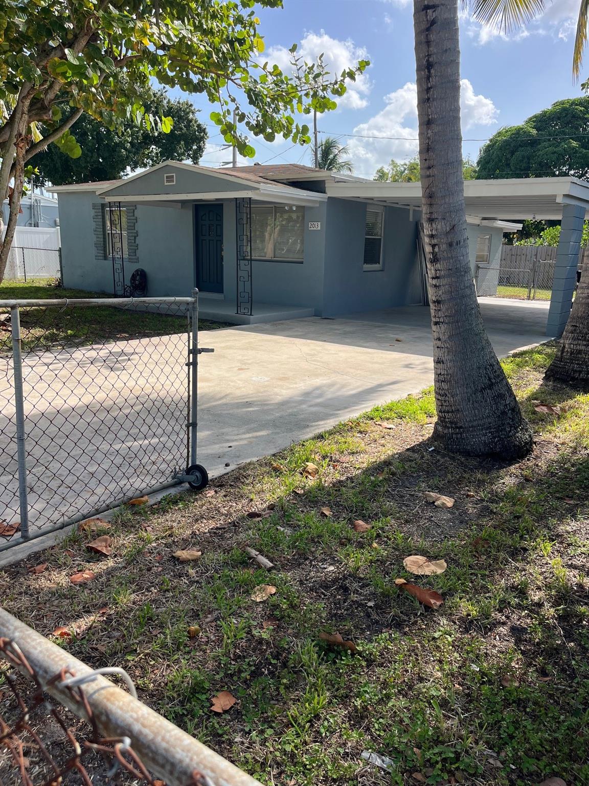 Nice, clean bright updated 2/1 with bonus room, could be 3rd Bdrm. Washer Dryer, Large carport can be used as covered patio, and large fenced yard, convenient to I595, I95, Airport, beaches, Downtown, hospital, shopping and many restaurants. Lawn mtc negotiable, utilities not included.