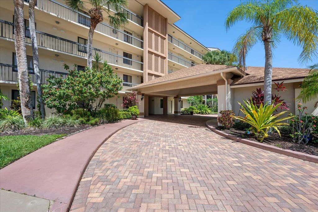Photo of 2001 Marina Isle Way #405, Jupiter, FL 33477 (MLS # B26053499)