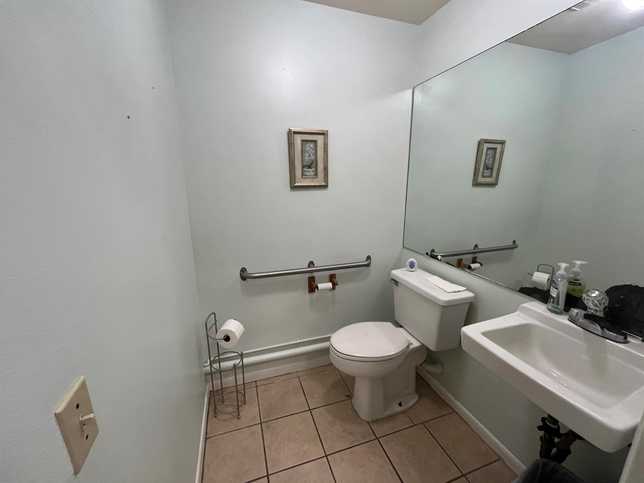 Main image without alt text