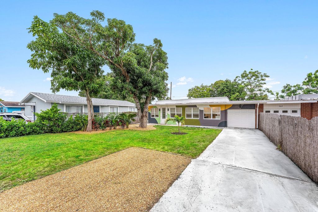 Photo of 709 SW 9th Court, Delray Beach, FL 33444 (MLS # R11156175)