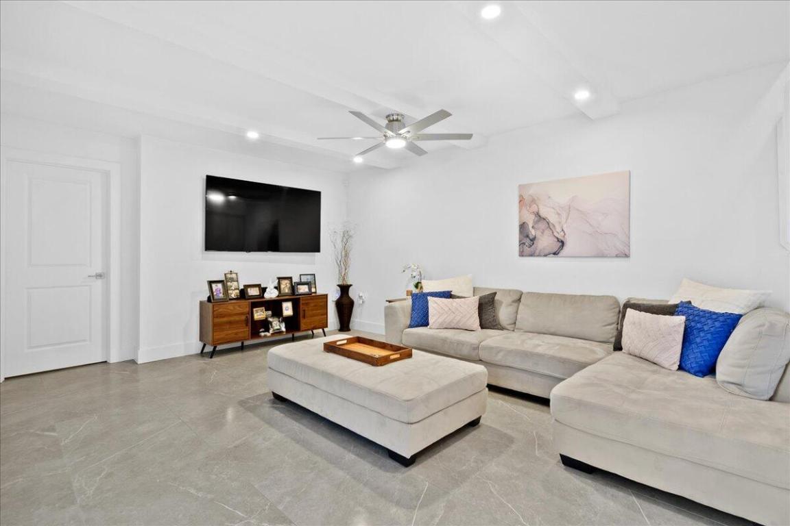 GARDEN LAKES AND GARDEN SQUARE SHOPS - Residential Lease