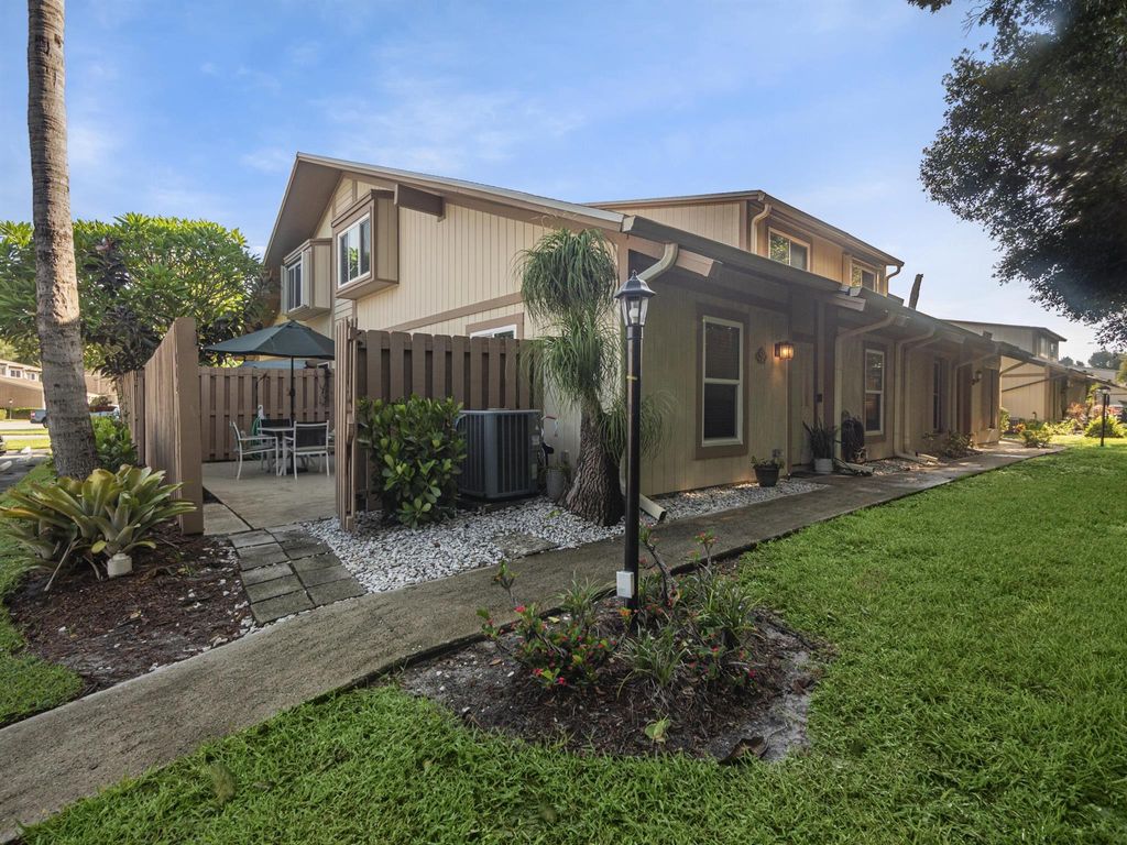 Photo of 312 Maplecrest Circle, Jupiter, FL 33458 (MLS # R10916717)