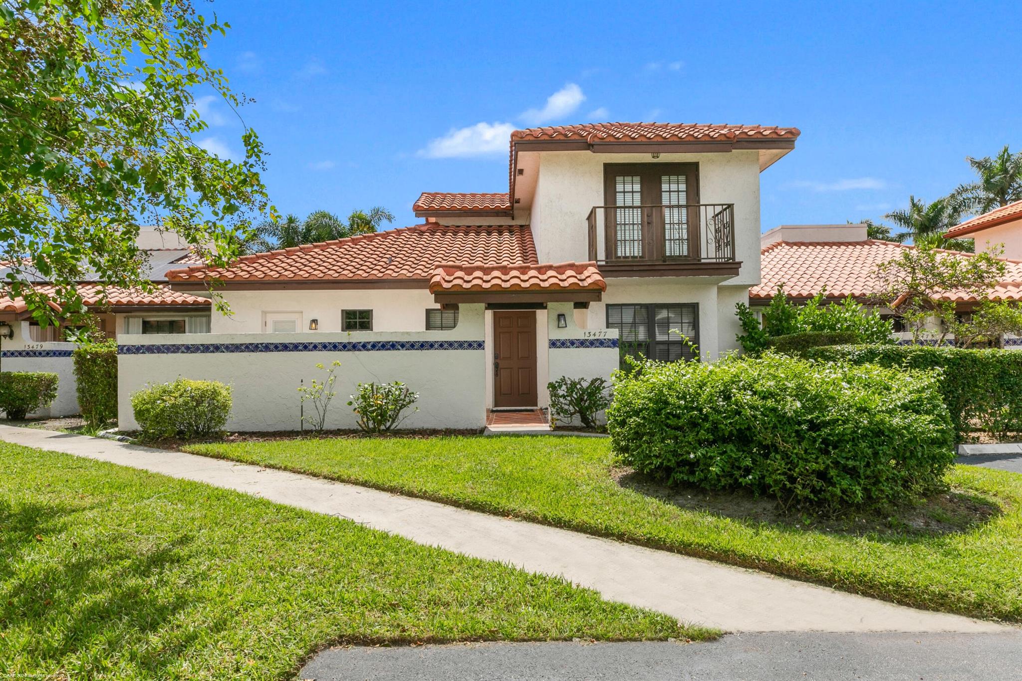 Renovated home with modern kitchen and bathrooms. Newer furniture added and has a spacious covered patio with a large fenced yard that includes an outdoor pet shower. Across the street from community swimming pool and minutes to WEF, equestrian venues, shopping and restaurants.