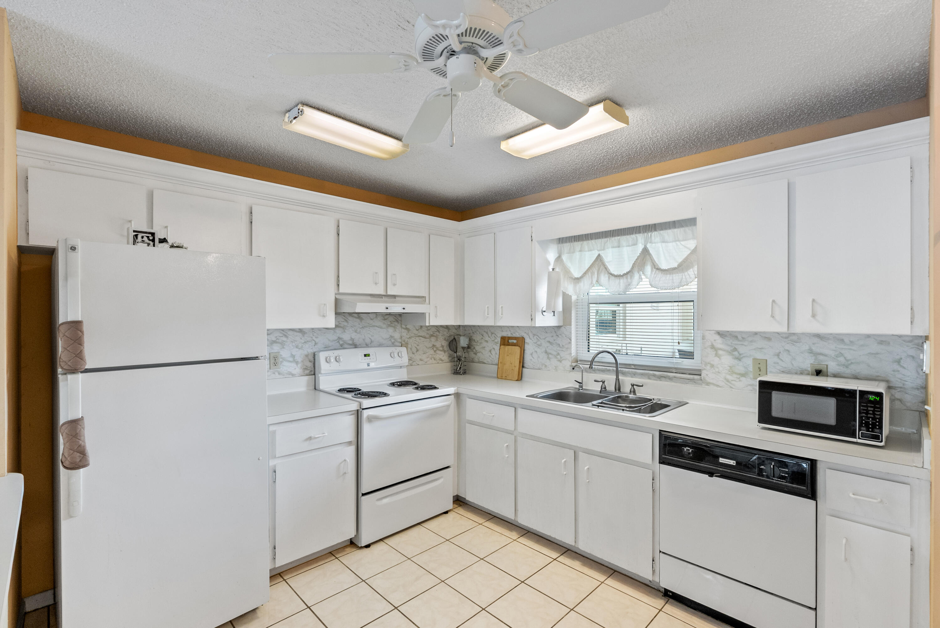 TWIN LAKES SOUTH & TOWN VILLAS CONDO - Residential