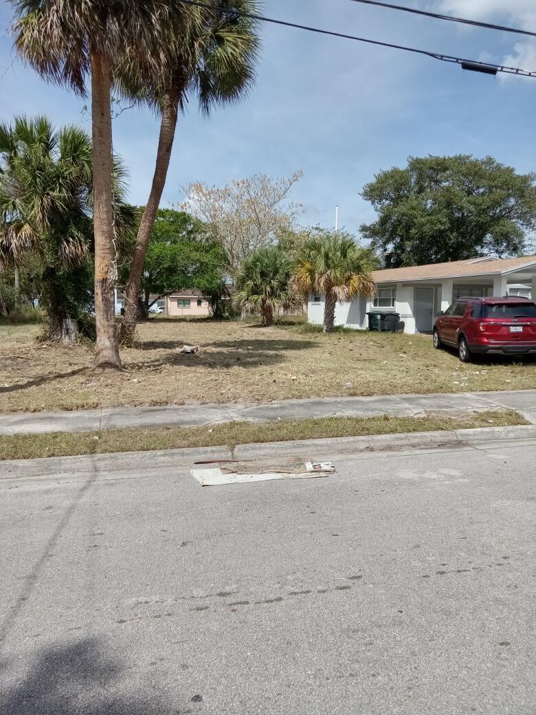 Welcome to Fort Pierce. Purchase this buildable lot minutes away from the intracoastal waterway. just a few blocks from Lincoln Park Academy. Investor ready.