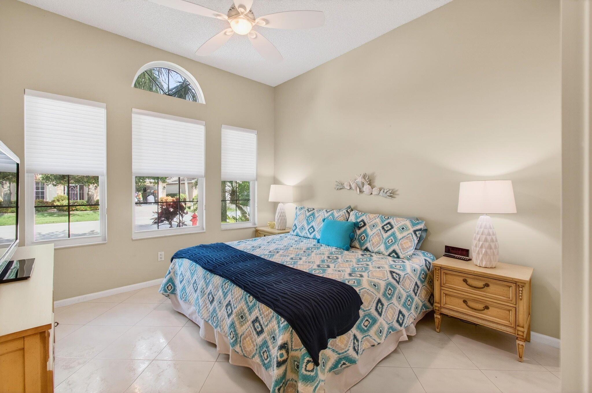 VALENCIA LAKES - Residential