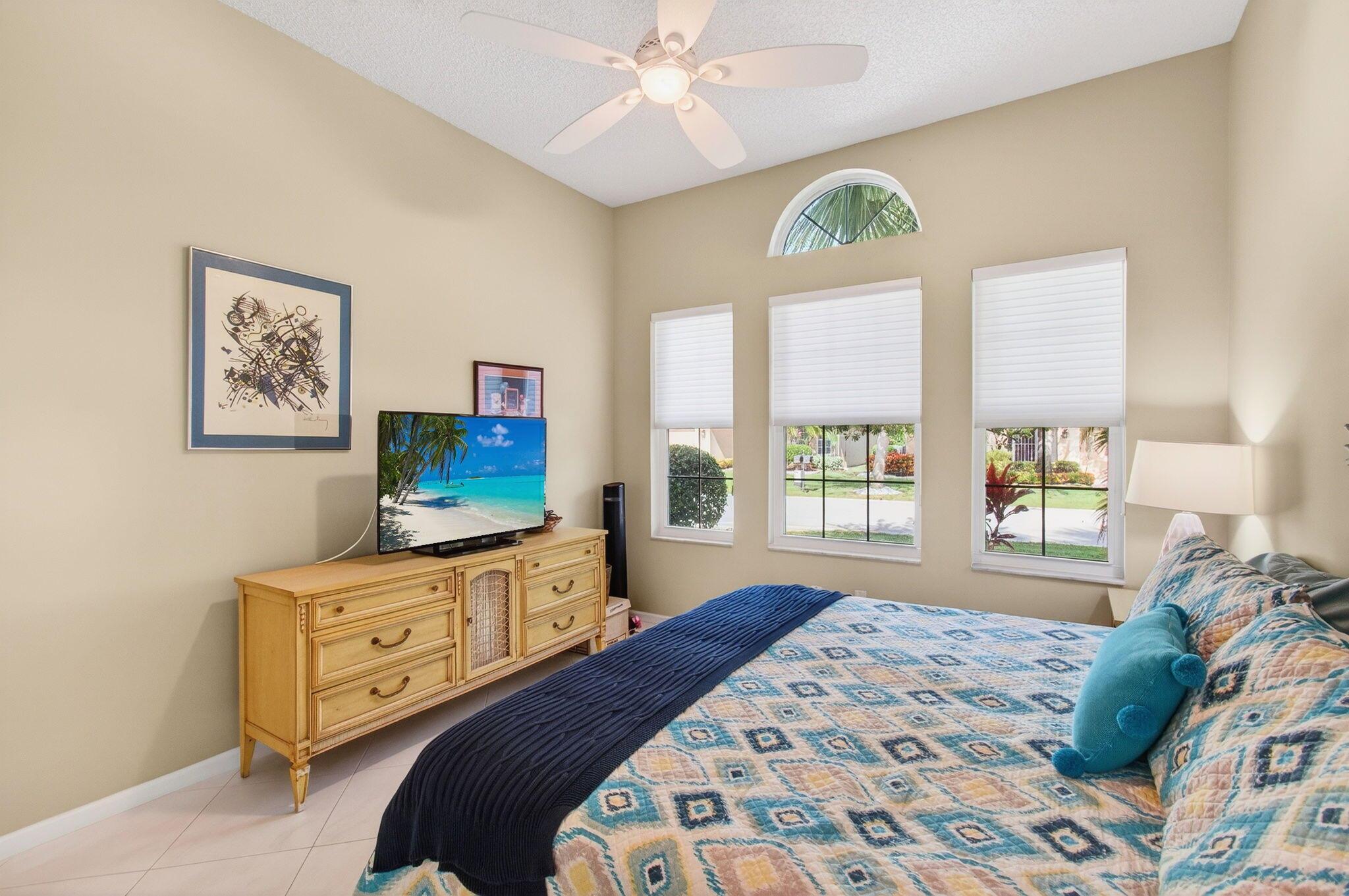 VALENCIA LAKES - Residential