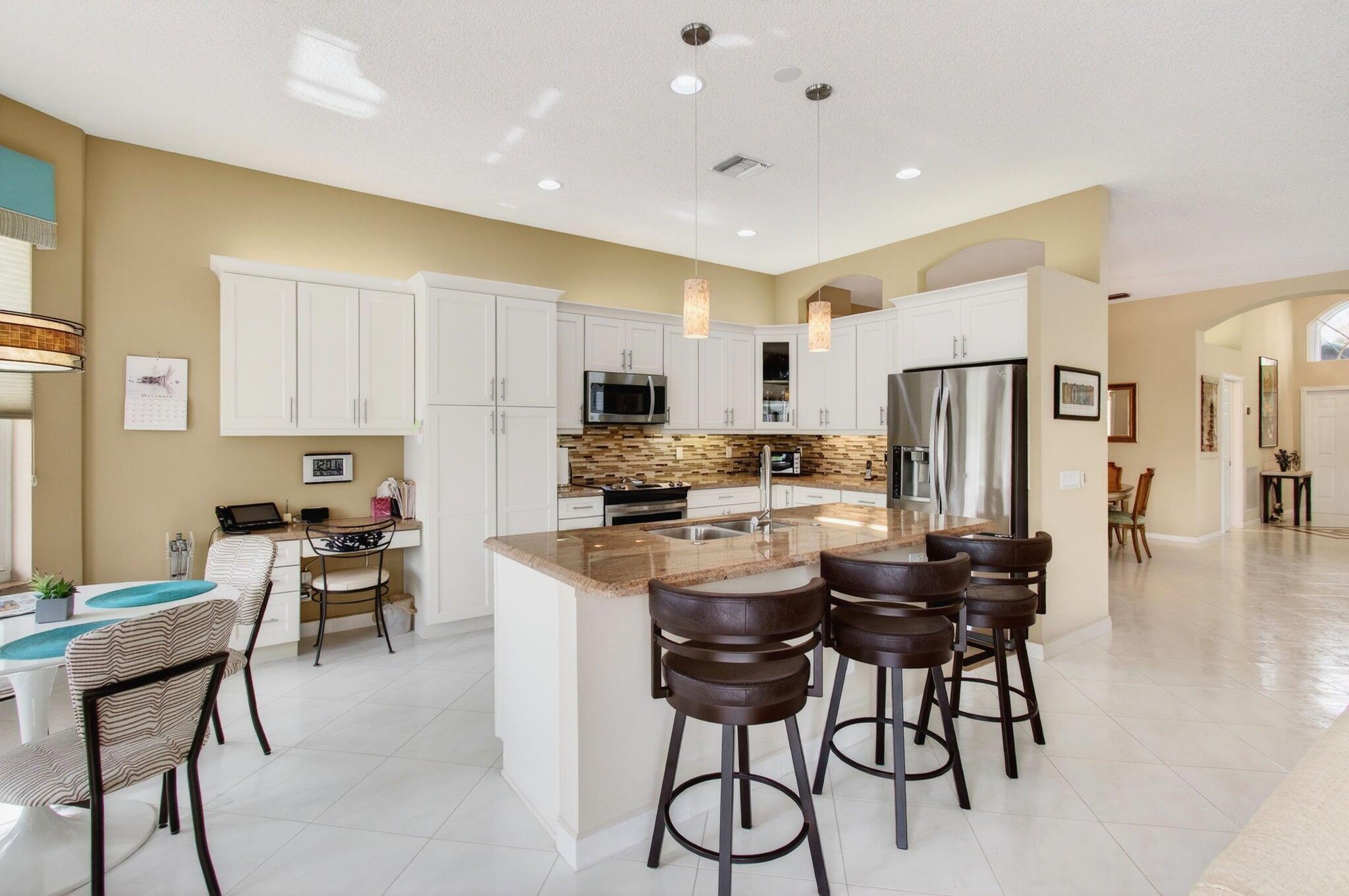 VALENCIA LAKES - Residential