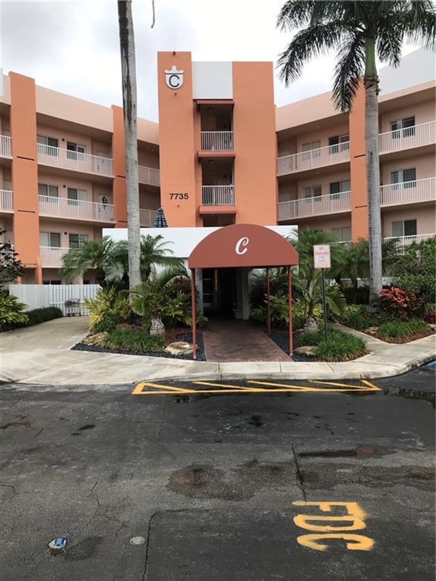 BEAUTIFUL AND IMMACULATE ANDOVER MODEL. THIS 2 BEDROOM, 2 BATHROOM CONDO HAS A GREAT LAKE VIEW IN PRESTIGIOUS KINGS POINT- HOME TO ADULT CONDO LIVING AT ITS FINEST.CONDO FEATURES INCLUDES:• EAT IN KITCHEN• WALK IN CLOSETS IN BOTH BEDROOMS• SCREENED FRONT AND BACK PATIO.BOTH BEDROOMS AND LIVING ROOM HAVE SLIDING DOORS LEADING OUT TO THE SHADED PATIO. SIT AND ENJOY THE QUIET BEAUTY OF THE LAKE AND THE TREES SURROUNDING IT.KINGS POINT IS A PRIVATE GATED COMMUNITY WITH ALL THE AMENITIES AN ACTIVE SENIOR NEEDS.THE CLUBHOUSE IS PAID OFF SO THERE IS LOWER MAINTENANCE.