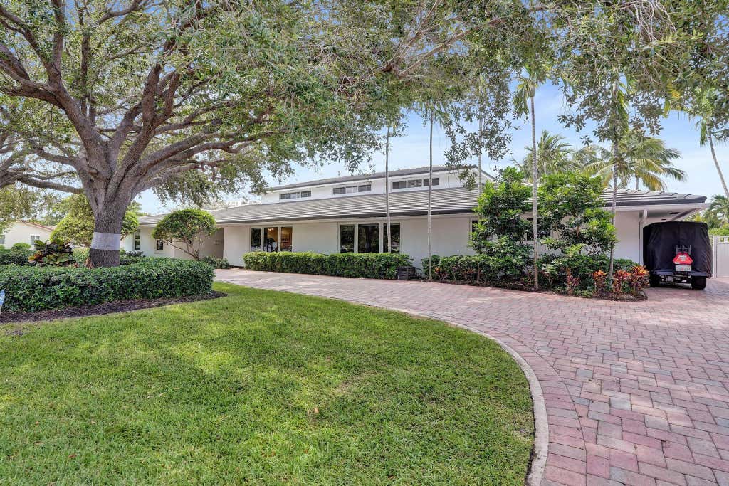 Photo of 2 Mendota Lane, Sea Ranch Lakes, FL 33308 (MLS # B26057670)