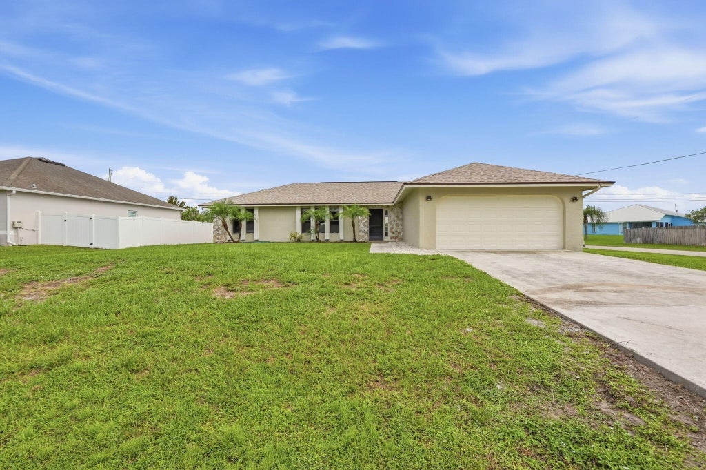 Photo of 682 SW JACOBY Avenue, Port Saint Lucie, FL 34953 (MLS # B26081432)