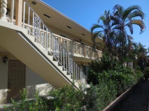Spacious 1 bedroom 1 bath condo in fantastic location! Walk to Bryant Park & the Intracoastal! No age restrictions. Walk to downtown Lake Worth for shopping and dining. Quiet building with laundry facilities. Unit is on the 2nd floor, no elevator.