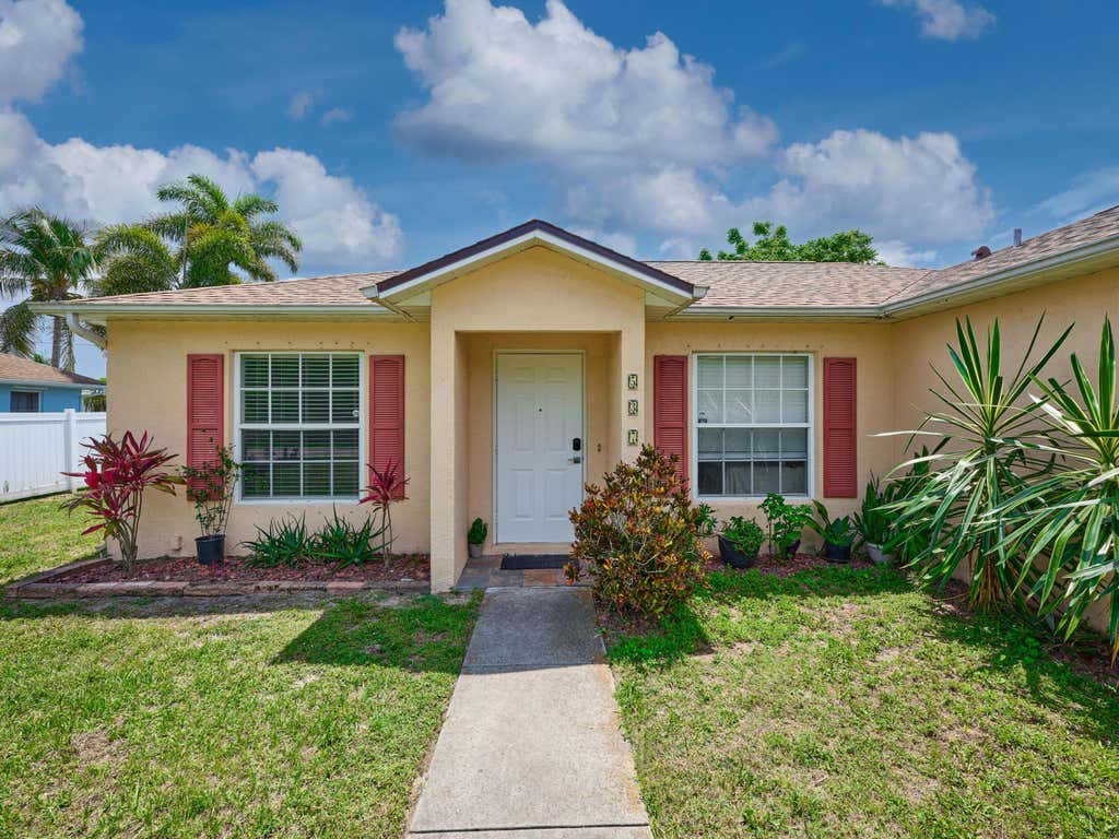 Photo of 537 SW Hiawatha Street, Port Saint Lucie, FL 34953 (MLS # R11089993)