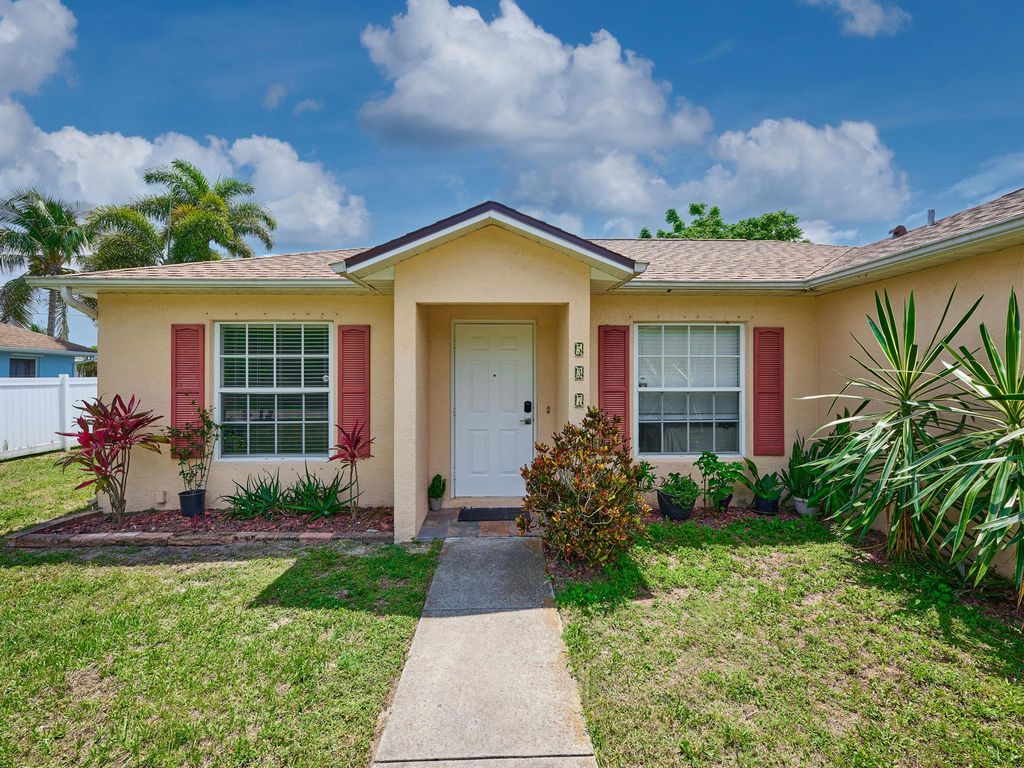 Photo of 537 SW Hiawatha Street, Port Saint Lucie, FL 34953 (MLS # R11089993)