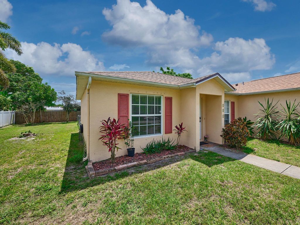 Photo of 537 SW Hiawatha Street, Port Saint Lucie, FL 34953 (MLS # R11089993)