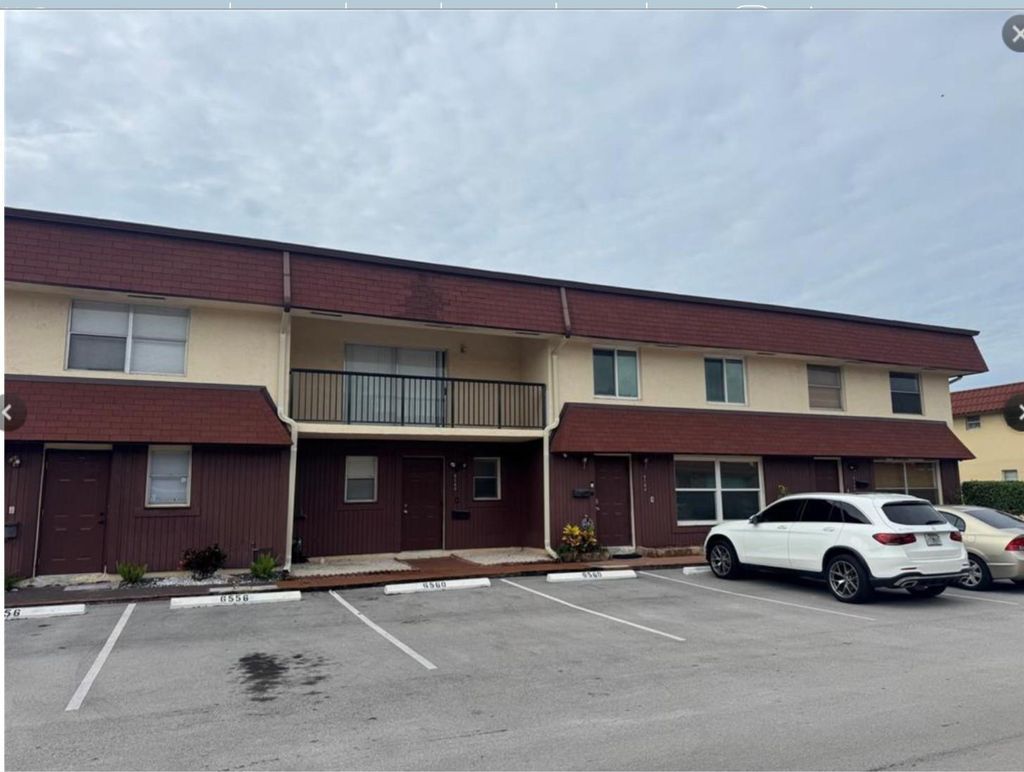 Photo of 6560 SW 41st Pl, Fort Lauderdale, FL 33314 (MLS # F10537388)