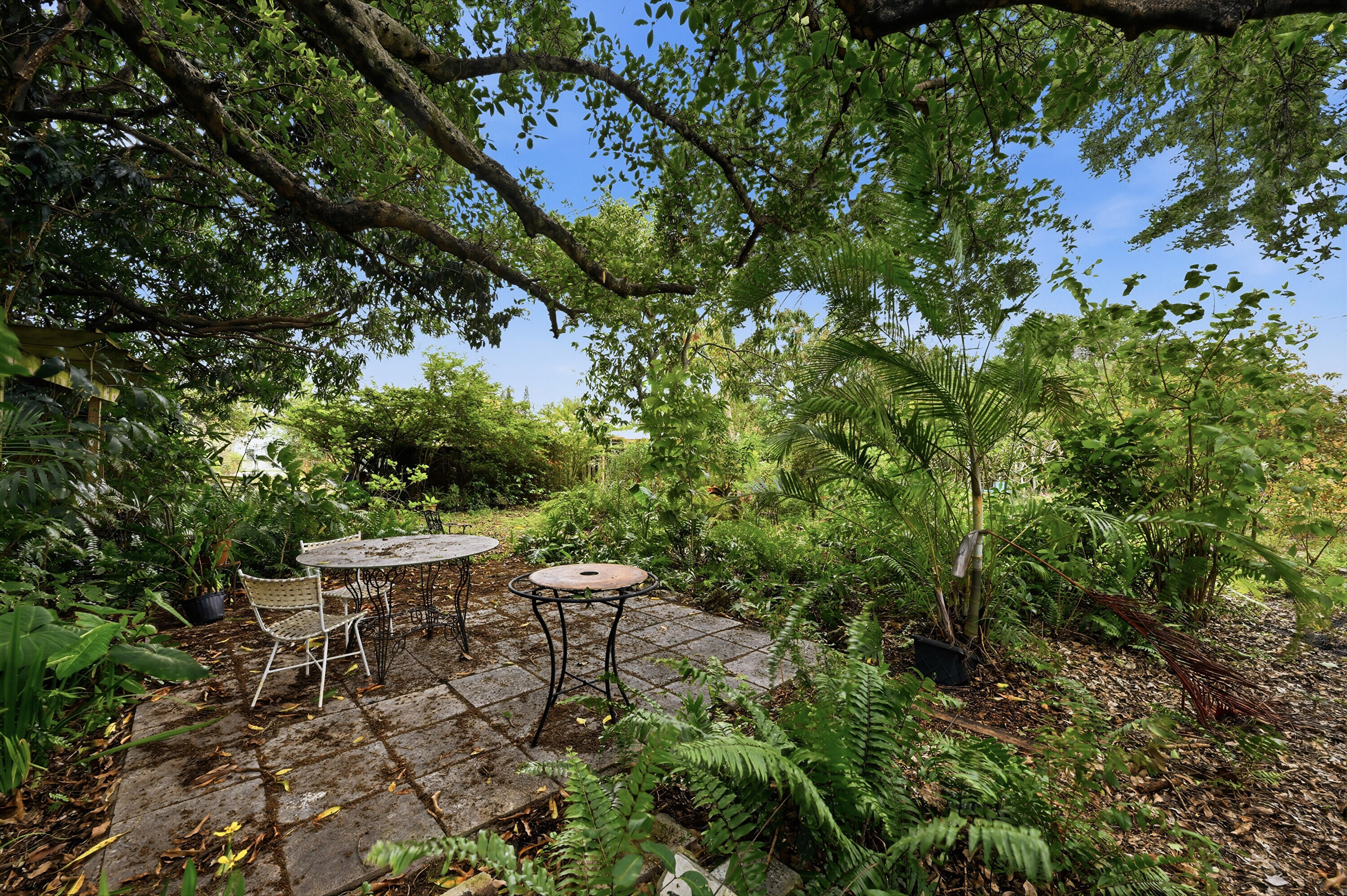 HOLLYWOOD LITTLE RANCHES - Residential