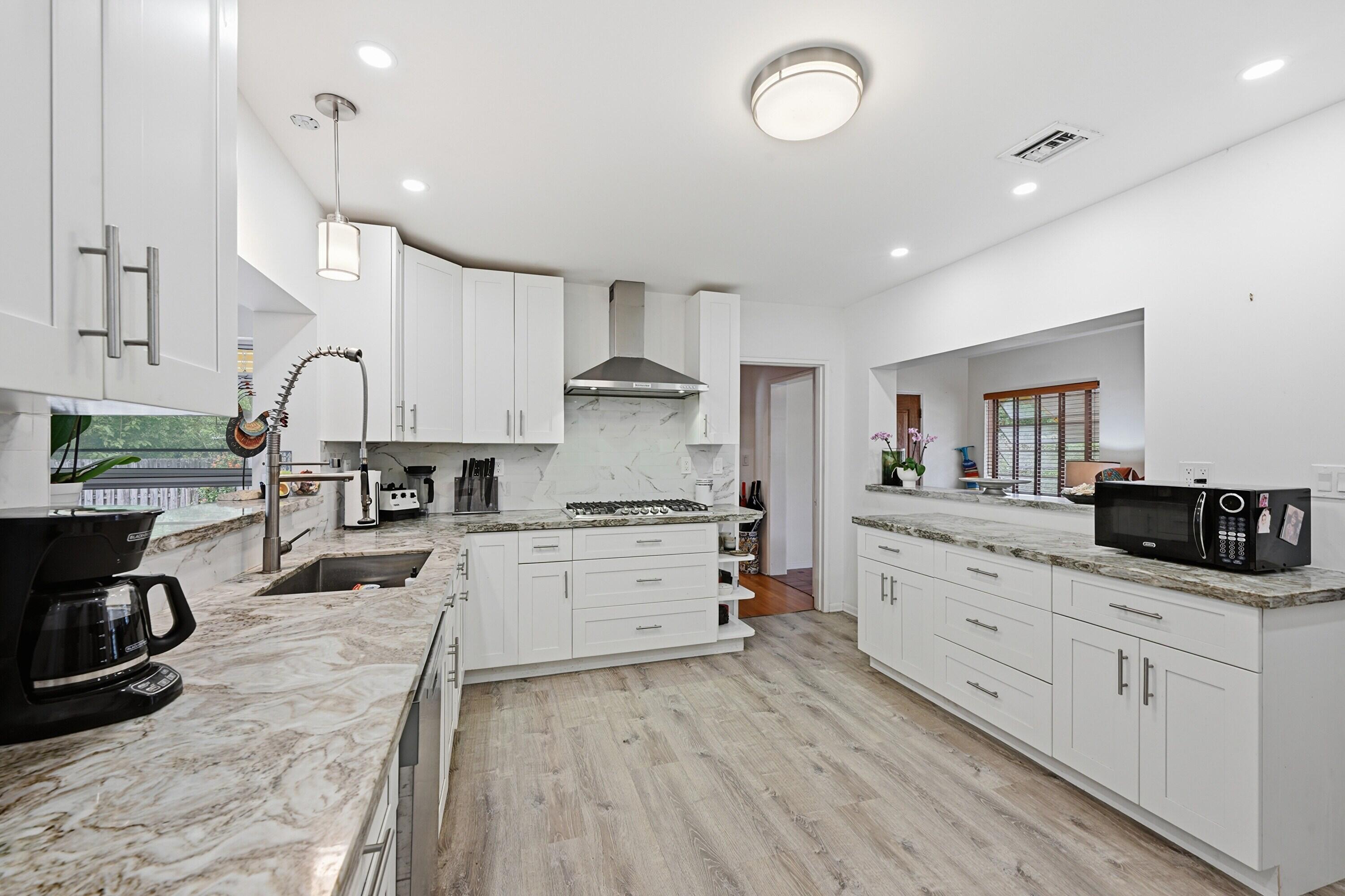 HOLLYWOOD LITTLE RANCHES - Residential