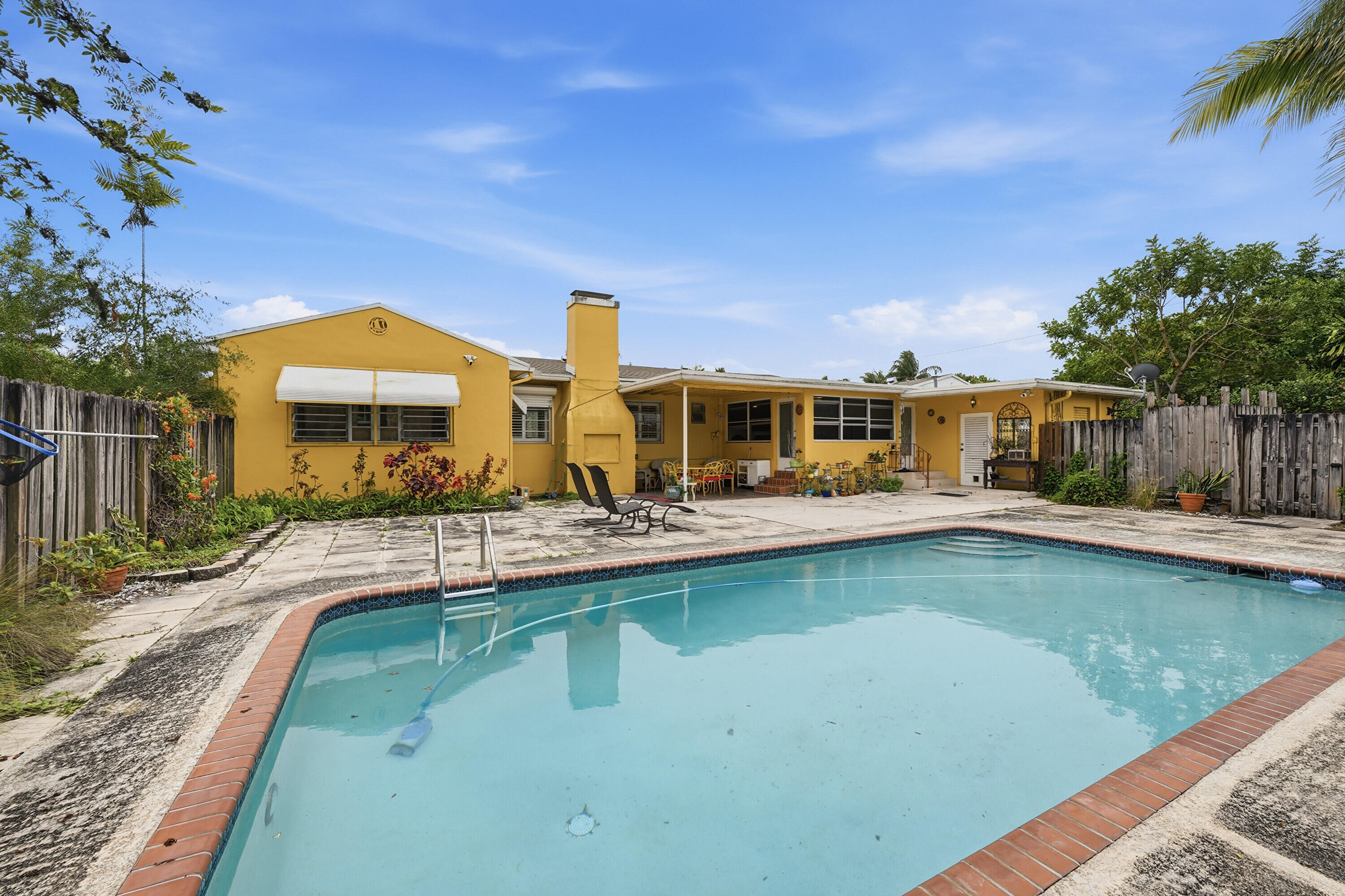 HOLLYWOOD LITTLE RANCHES - Residential