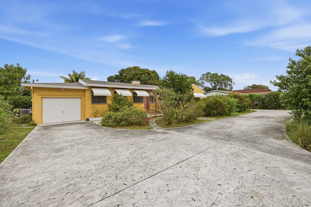 Photo of 2703 Fillmore Street, Hollywood, FL 33020 (MLS # B26005756)