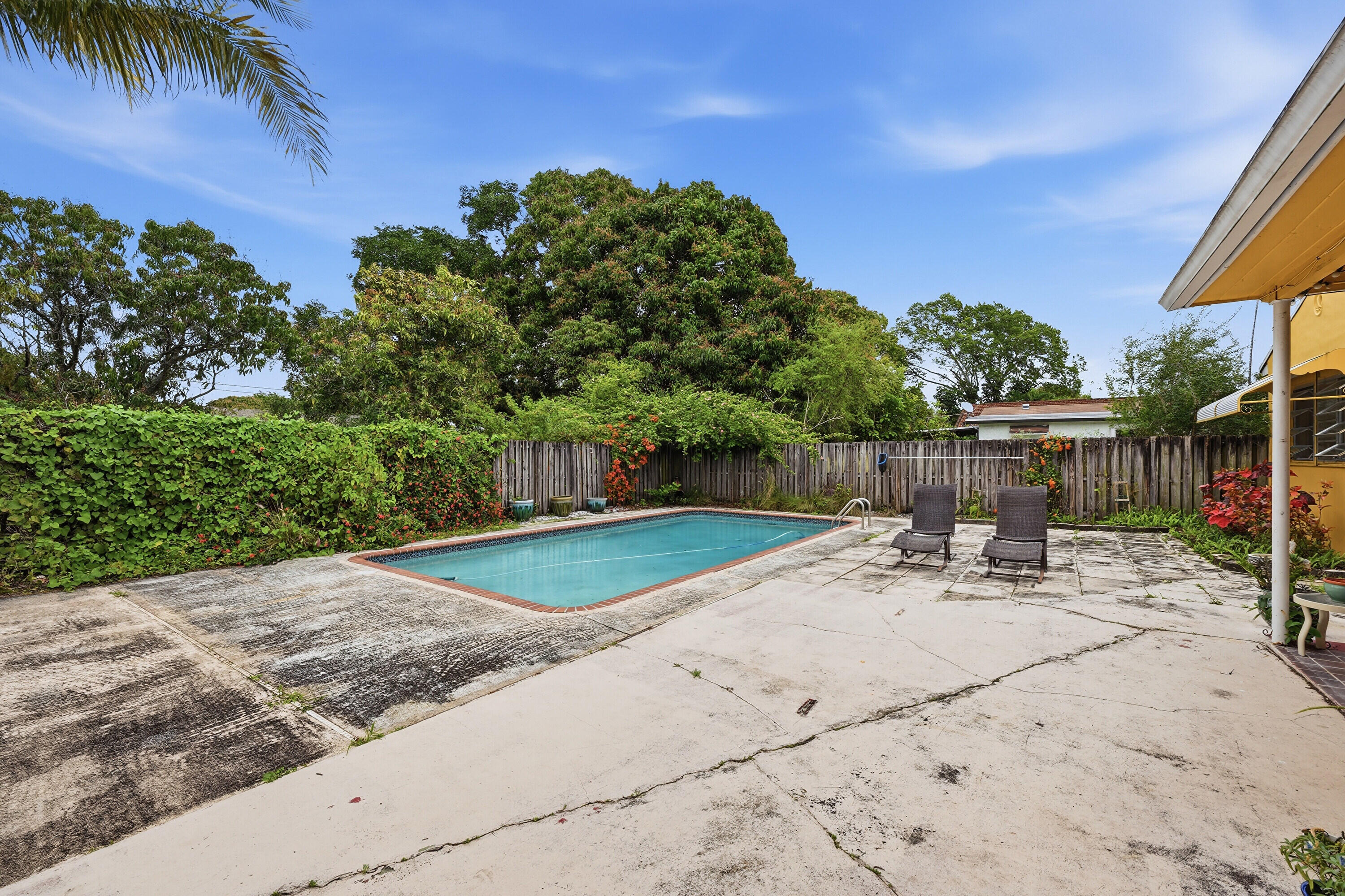 HOLLYWOOD LITTLE RANCHES - Residential