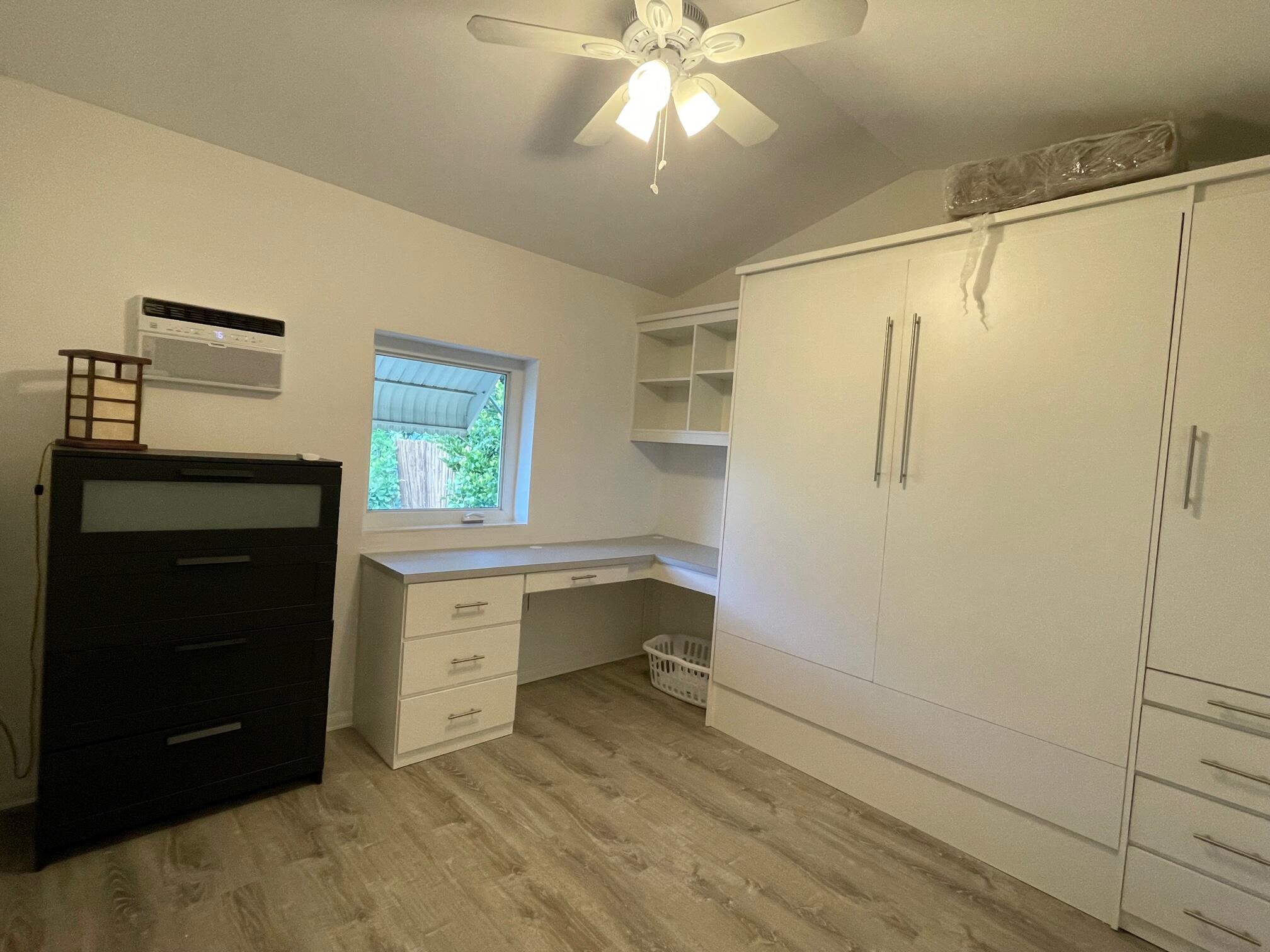 HOLLYWOOD LITTLE RANCHES - Residential