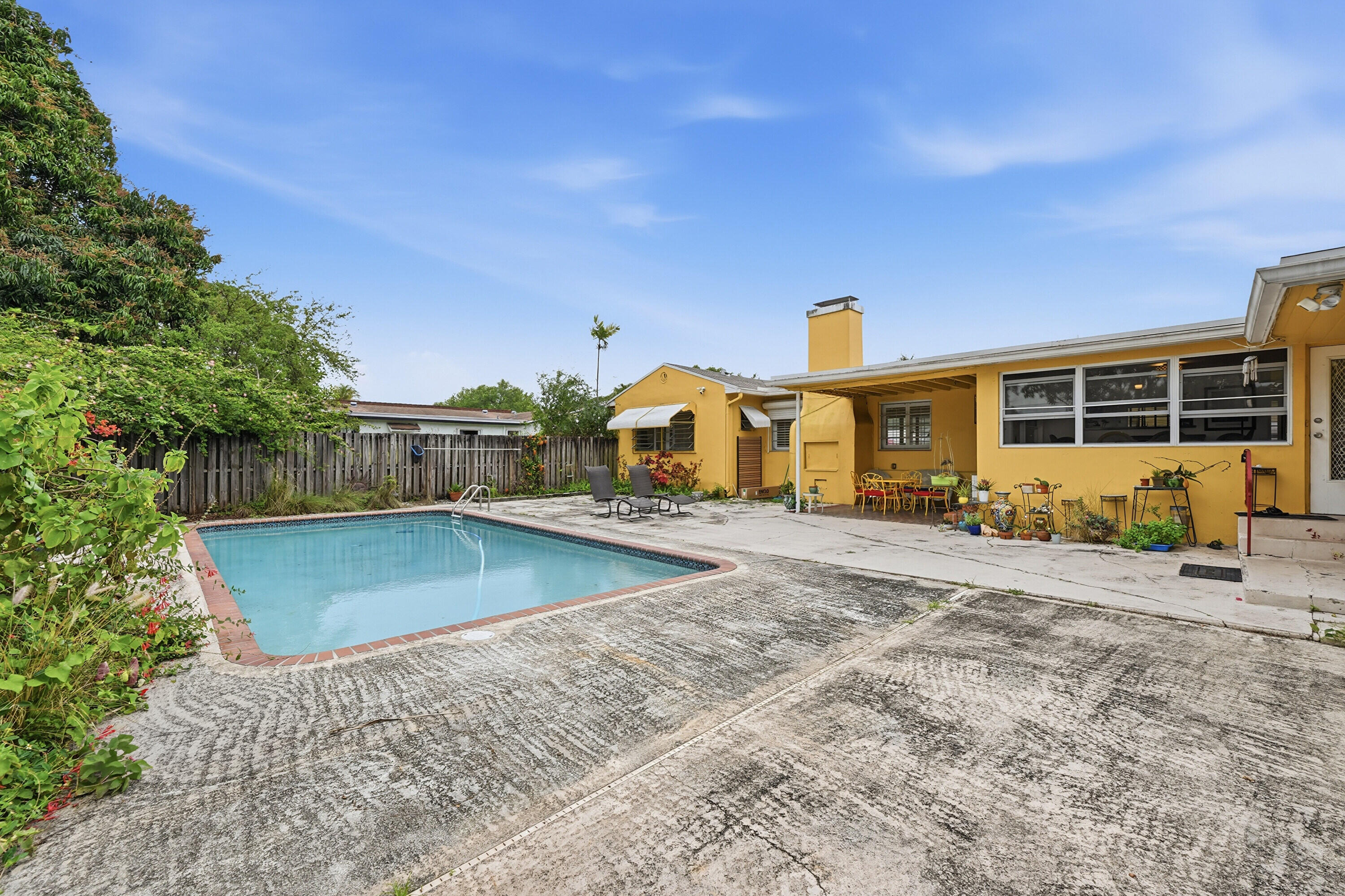 HOLLYWOOD LITTLE RANCHES - Residential