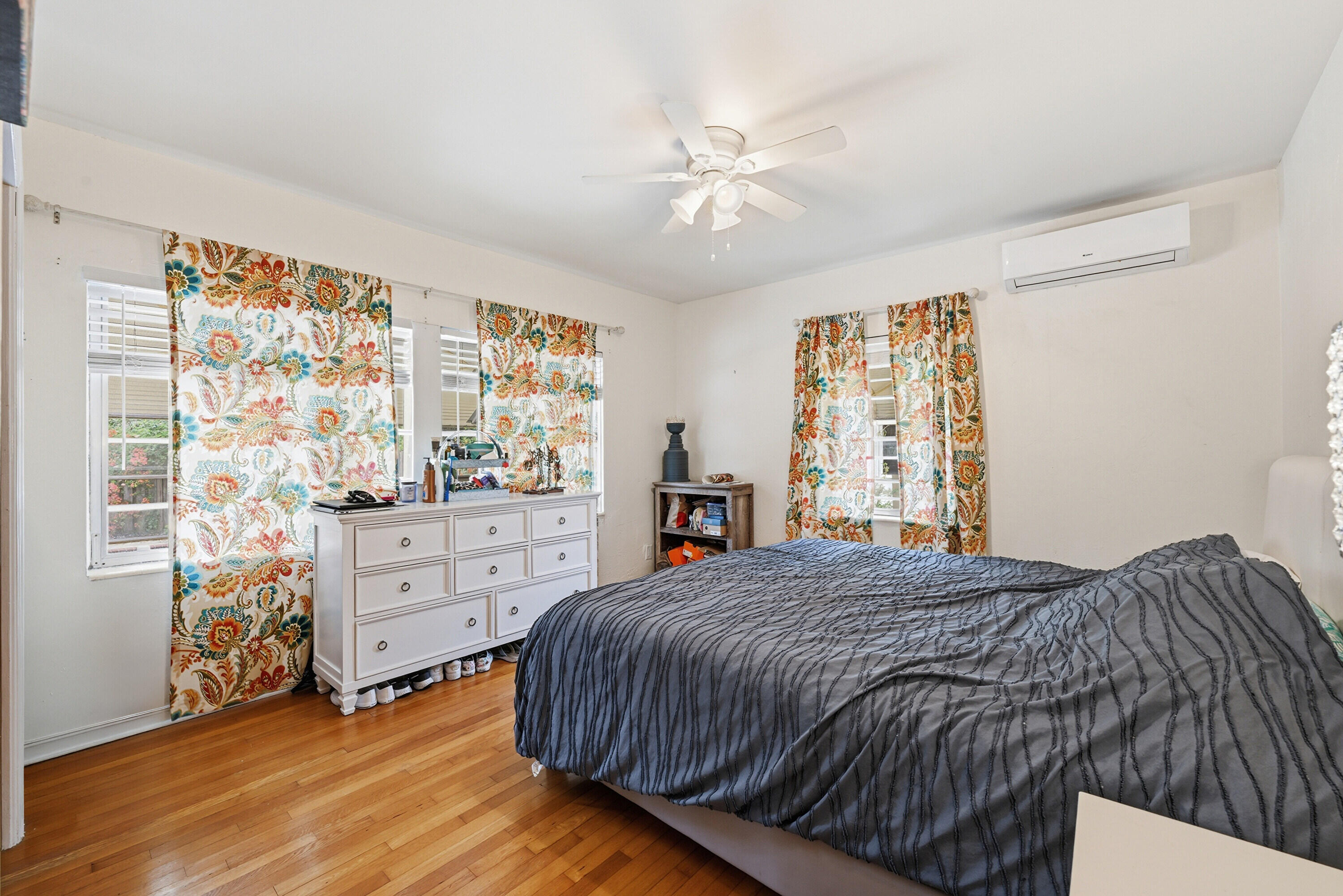 HOLLYWOOD LITTLE RANCHES - Residential