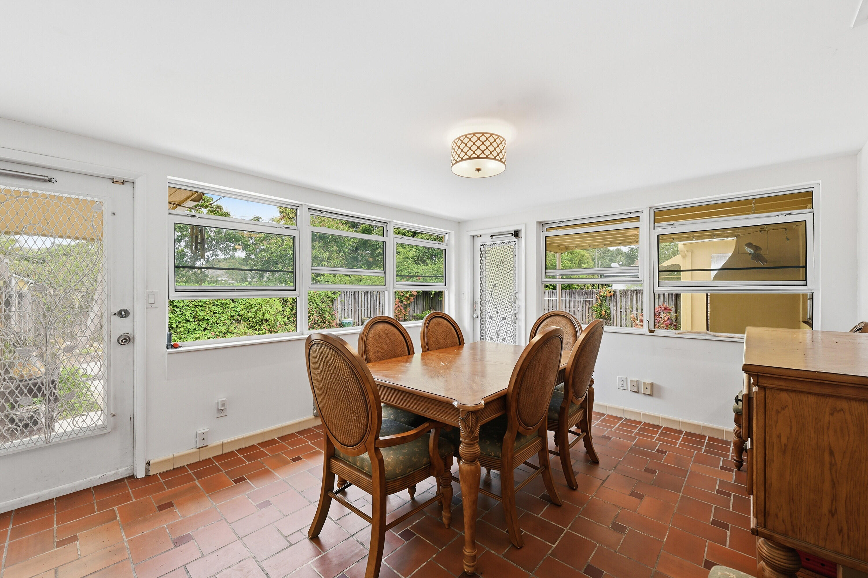 HOLLYWOOD LITTLE RANCHES - Residential