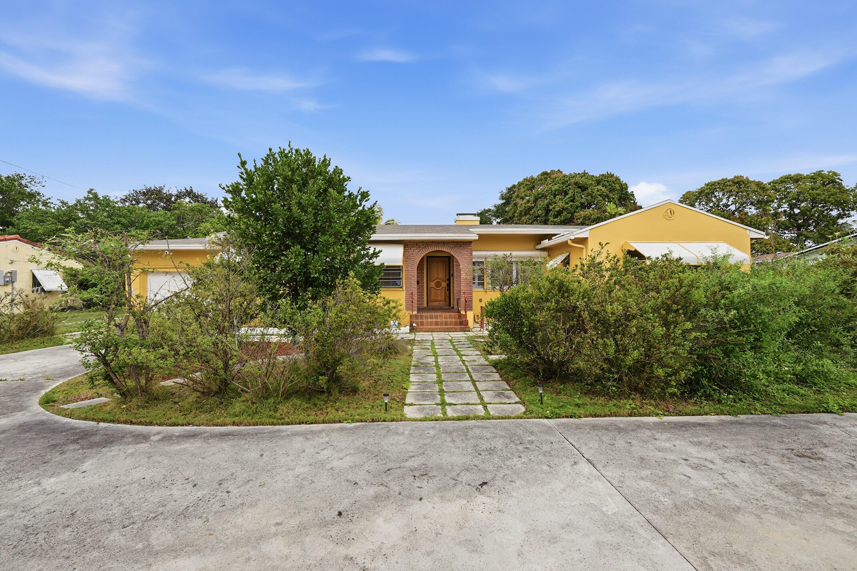 HOLLYWOOD LITTLE RANCHES - Residential