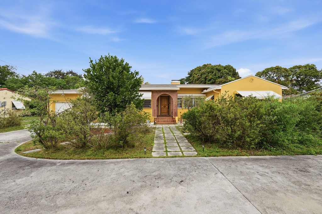 Photo of 2703 Fillmore Street, Hollywood, FL 33020 (MLS # B26005756)