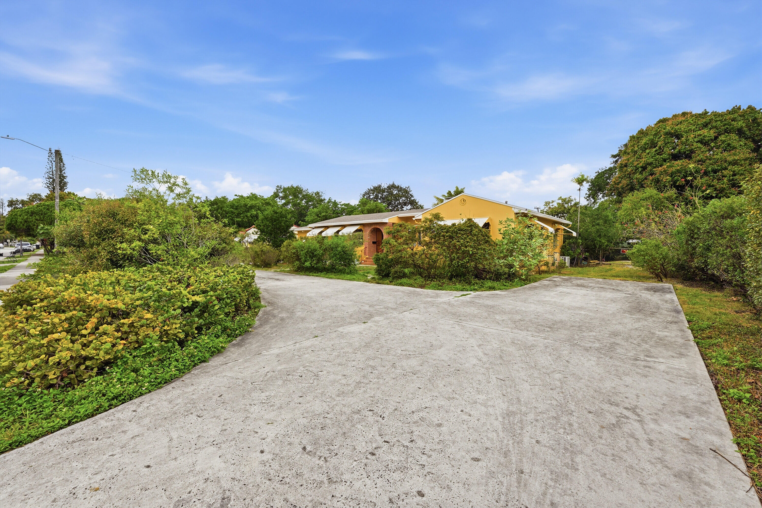 HOLLYWOOD LITTLE RANCHES - Residential