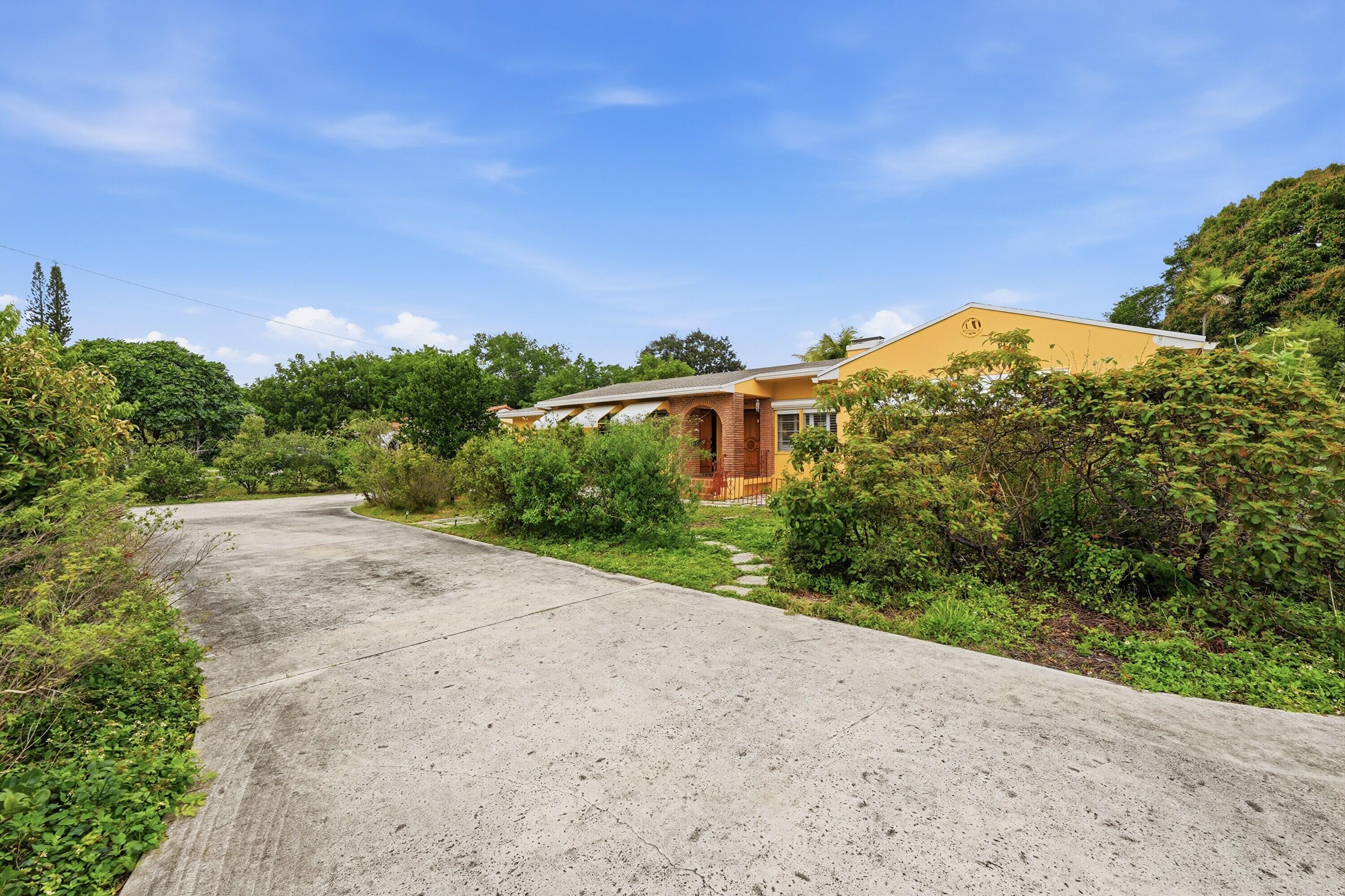 HOLLYWOOD LITTLE RANCHES - Residential