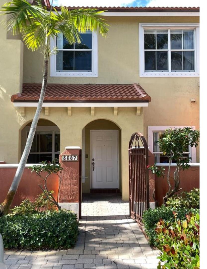 Townhouse for rent. Great for investor. Rental allow after closing. Pool. 2 bedrooms and 2.5 bathroom townhome, 2nd story. tile on first floor, wood floor on 2nd wood floor, in excellent condition, new paint. ready for move in. community pool, Gated community, (client need 650 credit for HOA application) close to shopping. Need HOA application and approval. tenant needs to pay 1st month rent and 2 month rent for security deposit.