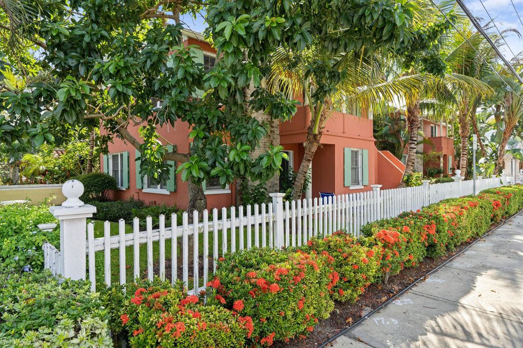 Photo of 102 SE 7th Avenue #Villa 4, Delray Beach, FL 33483 (MLS # R11116738)