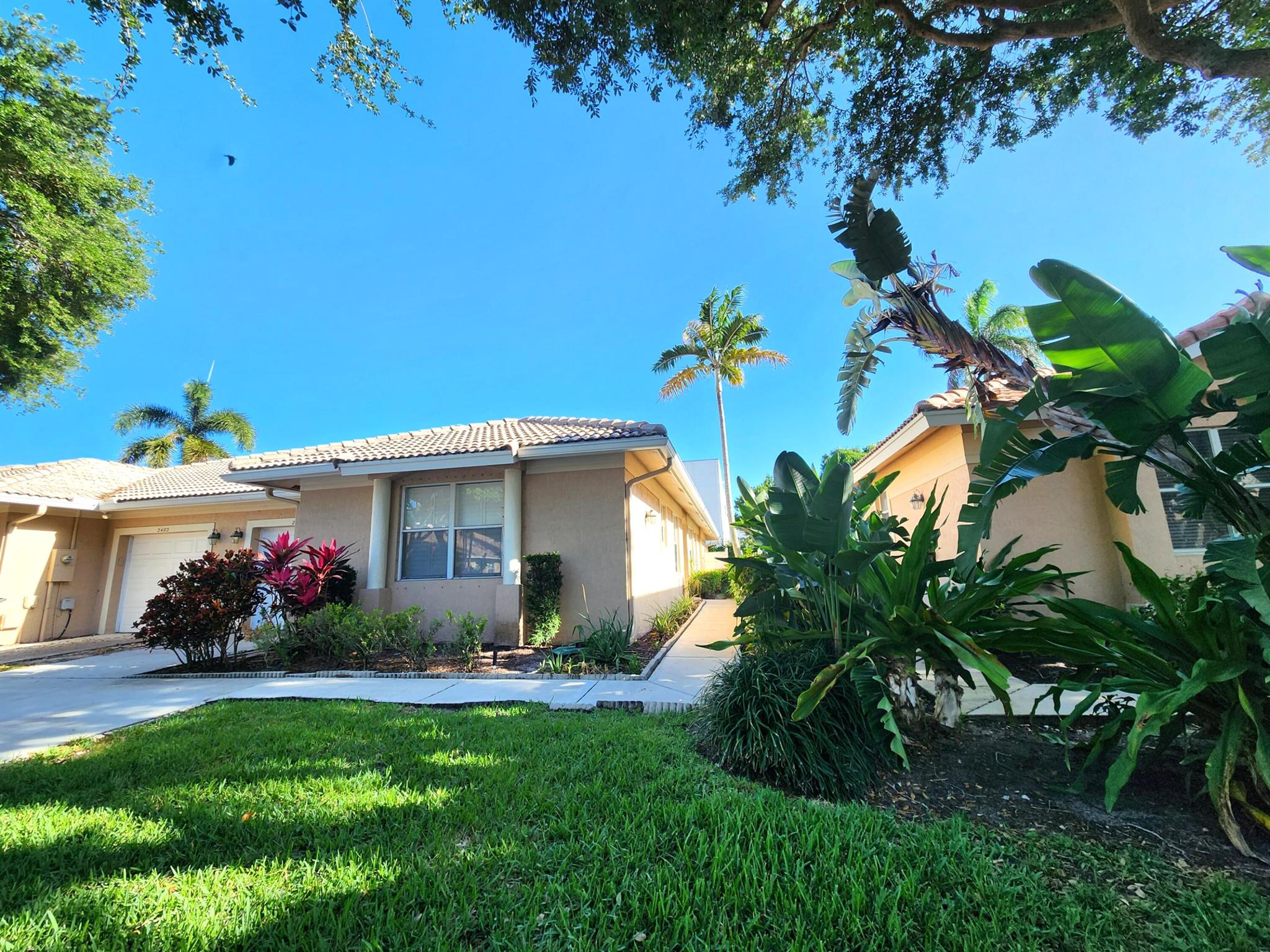 Amazing home with garage for rent! Near the vibrant Delray Beach Downtown, famous for its pedestrian friendly streets and lively atmosphere. 2 Bedrooms and Office, high vaulted ceilings, updated kitchen, screened-in patio, fenced backyard with a chimney style churrasco grill to create fantastic memories that will last forever.