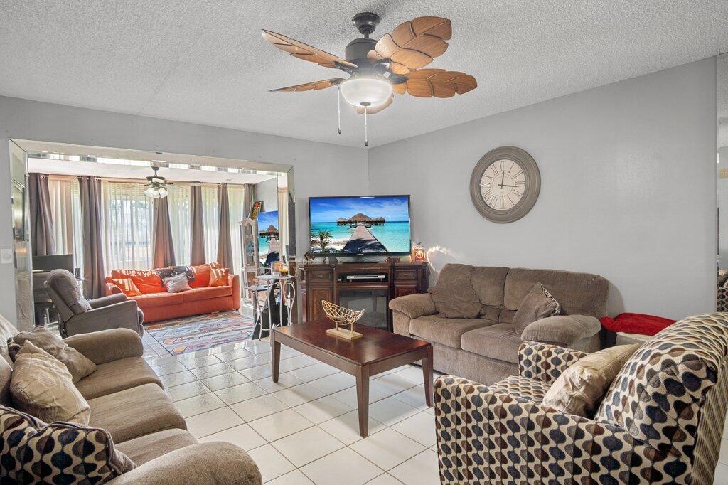 CRESTHAVEN TOWNHOMES COND - Residential