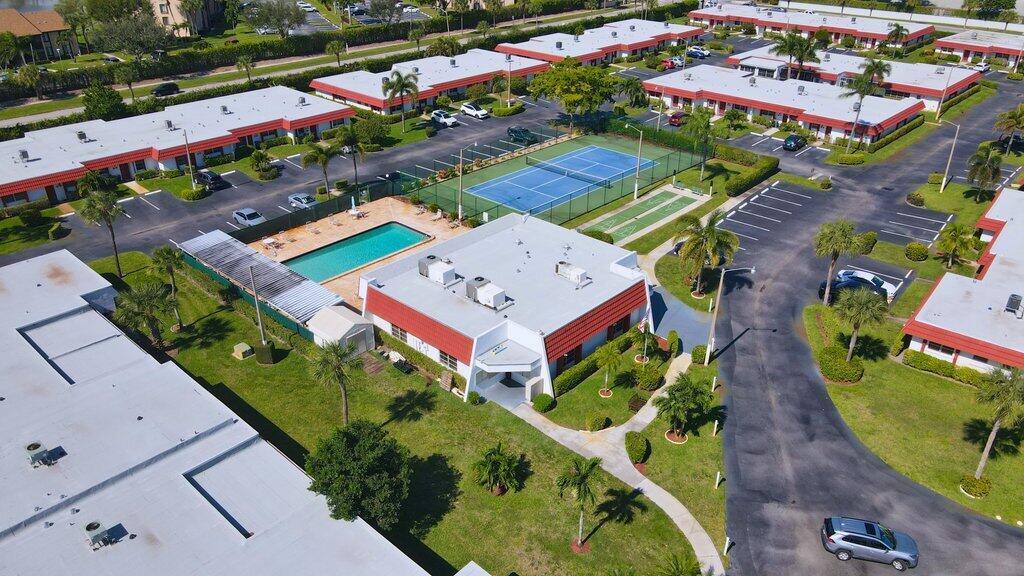 CRESTHAVEN TOWNHOMES COND - Residential