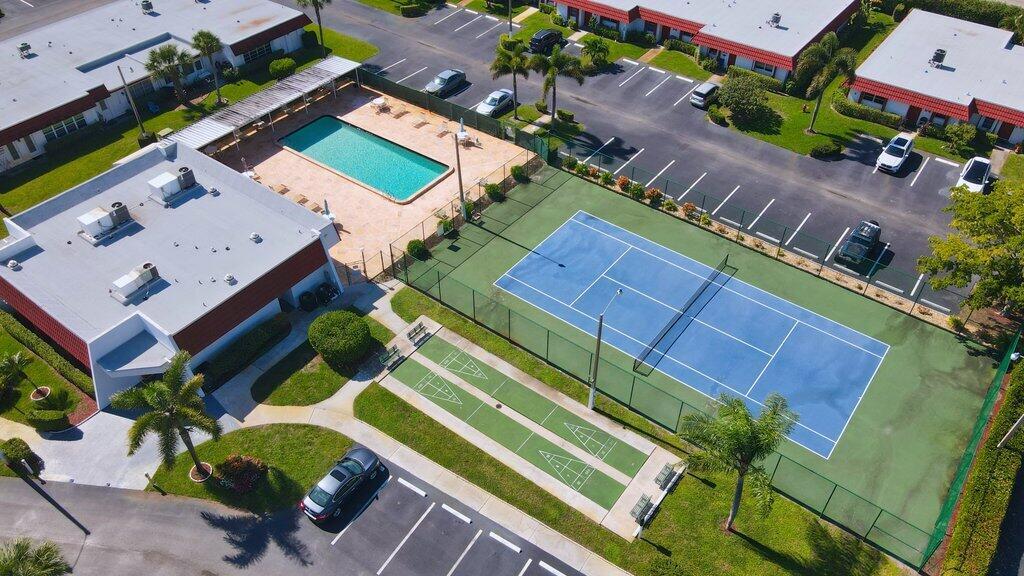 CRESTHAVEN TOWNHOMES COND - Residential