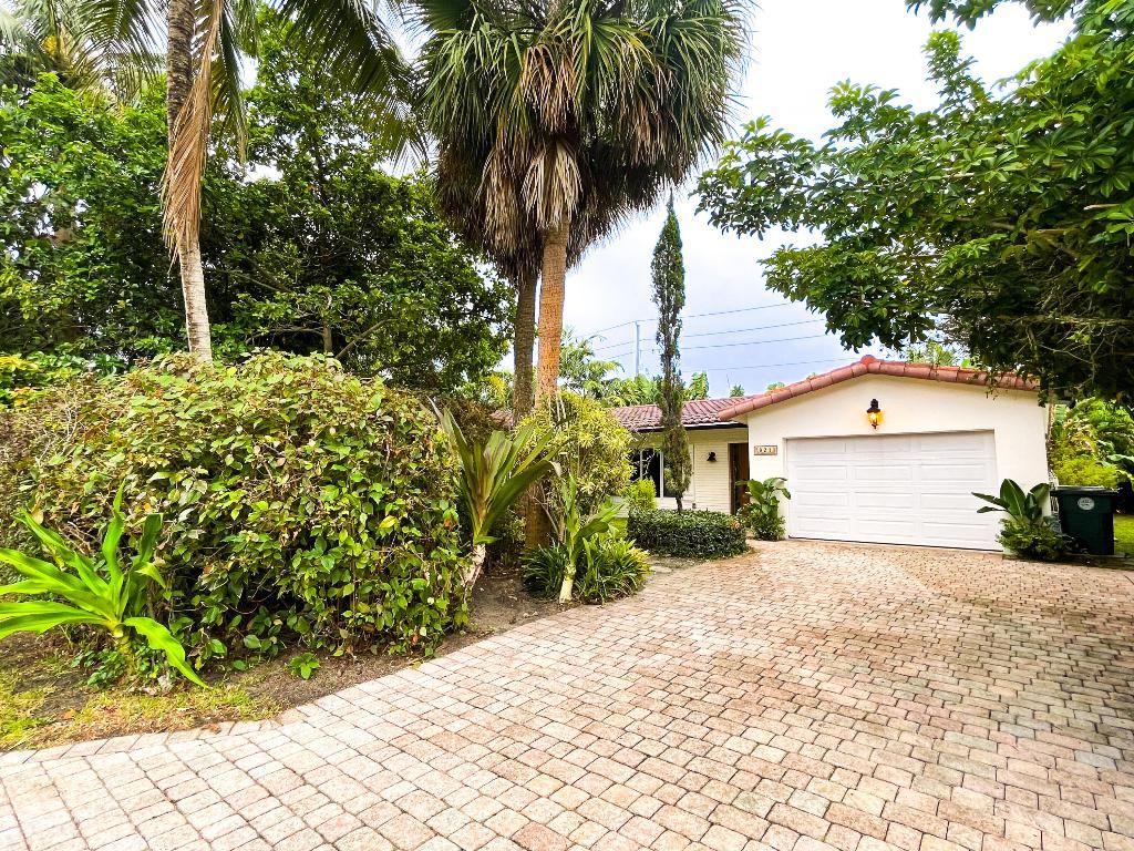 Photo of 921 NW 7th Street, Boca Raton, FL 33486 (MLS # R11104610)