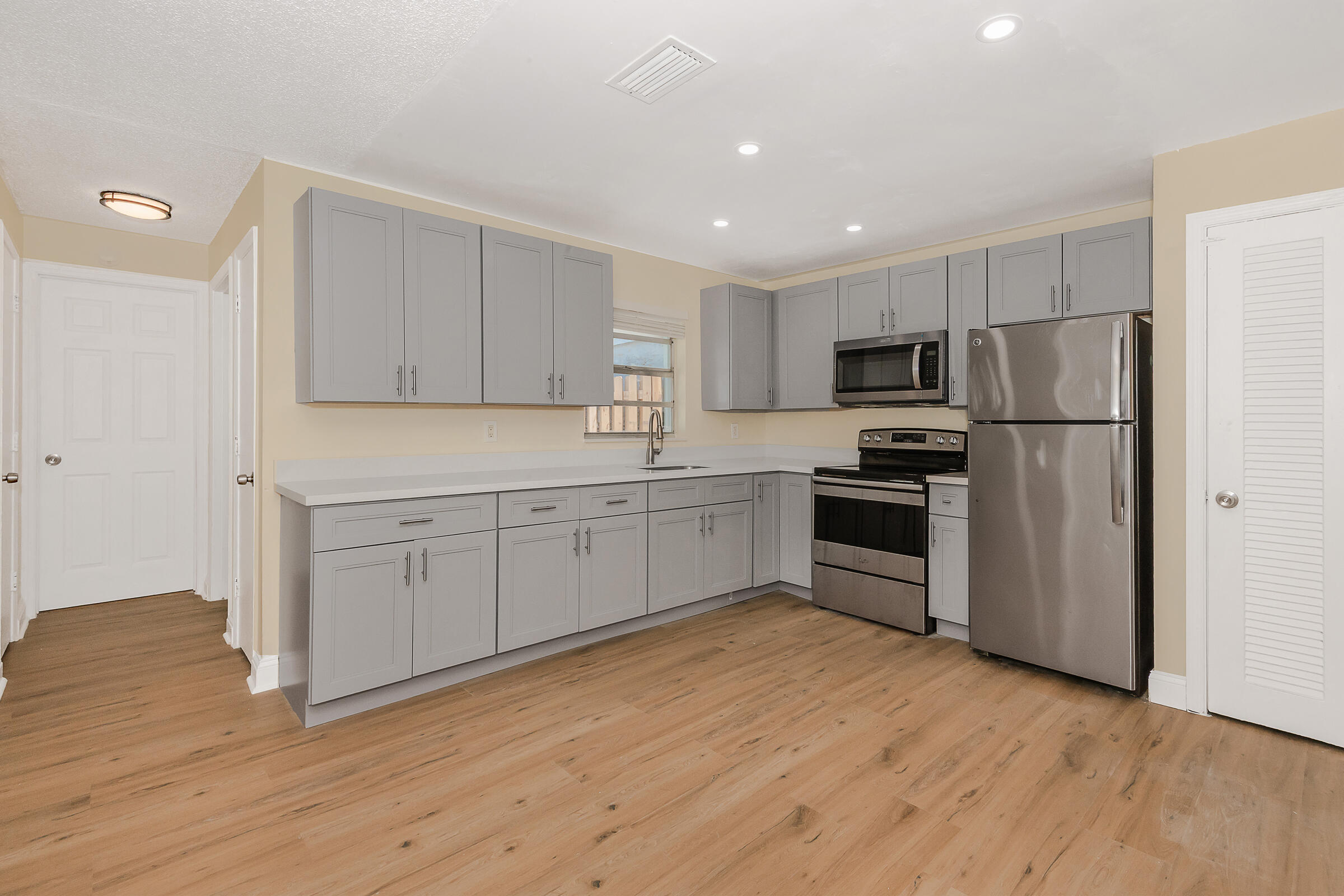 BROADVIEW COUNTRY CLUB - Residential
