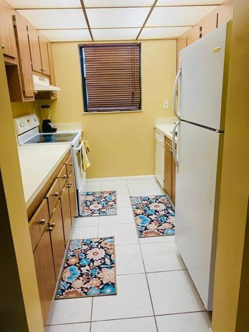 PRESIDENTIAL GOLFVIEW CONDO - Residential Lease