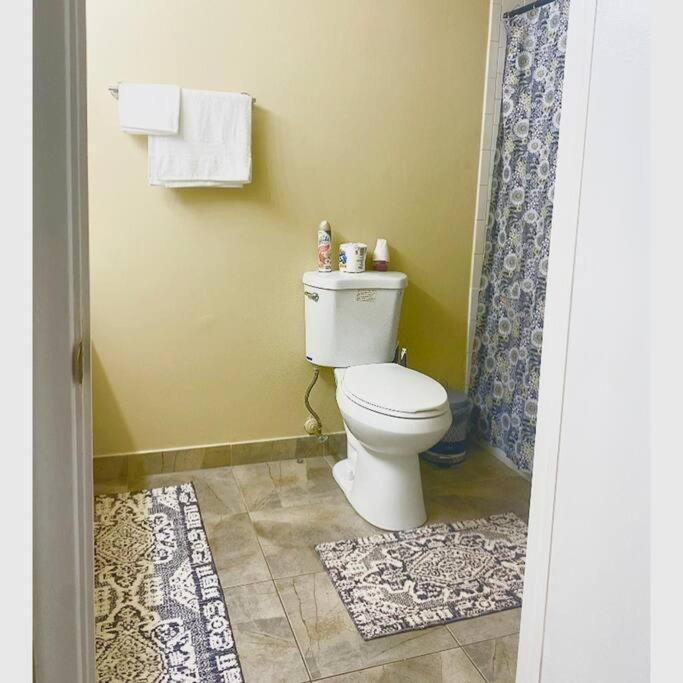 PRESIDENTIAL GOLFVIEW CONDO - Residential Lease
