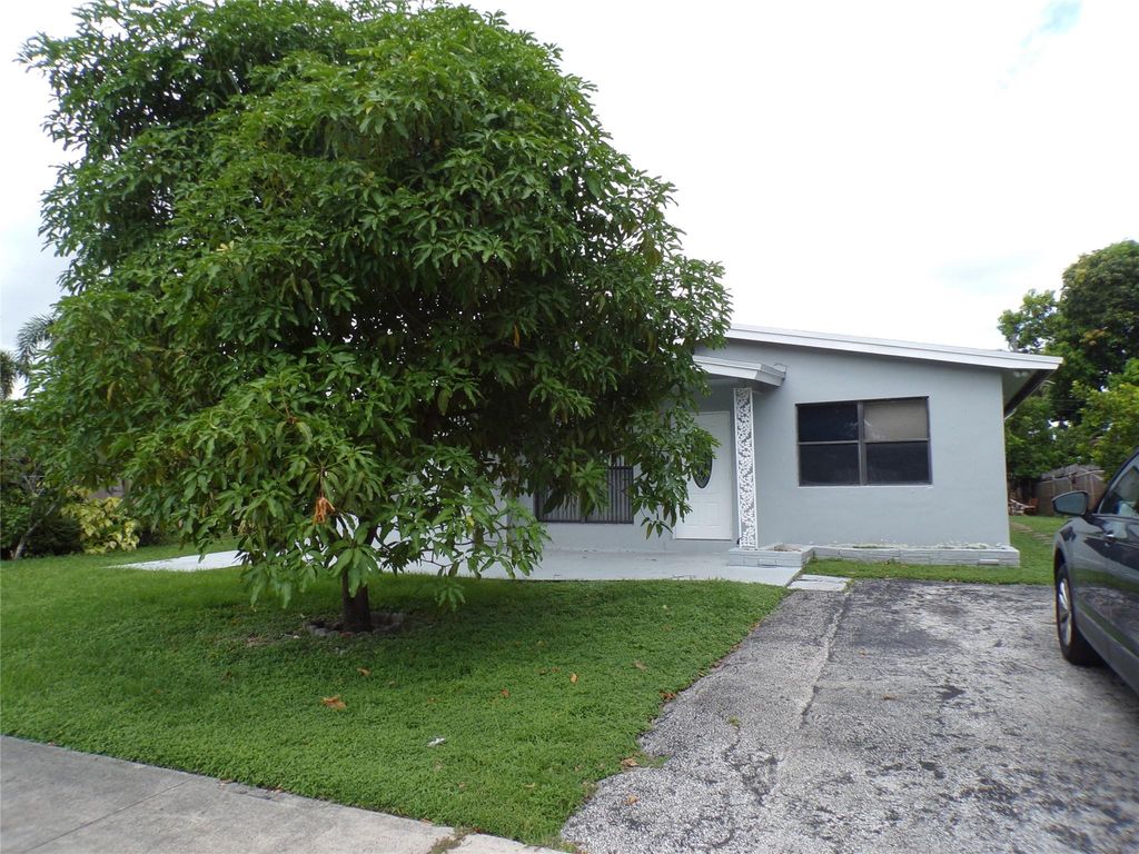 Photo of 2725 SW 9th Street, Fort Lauderdale, FL 33312 (MLS # B26007922)