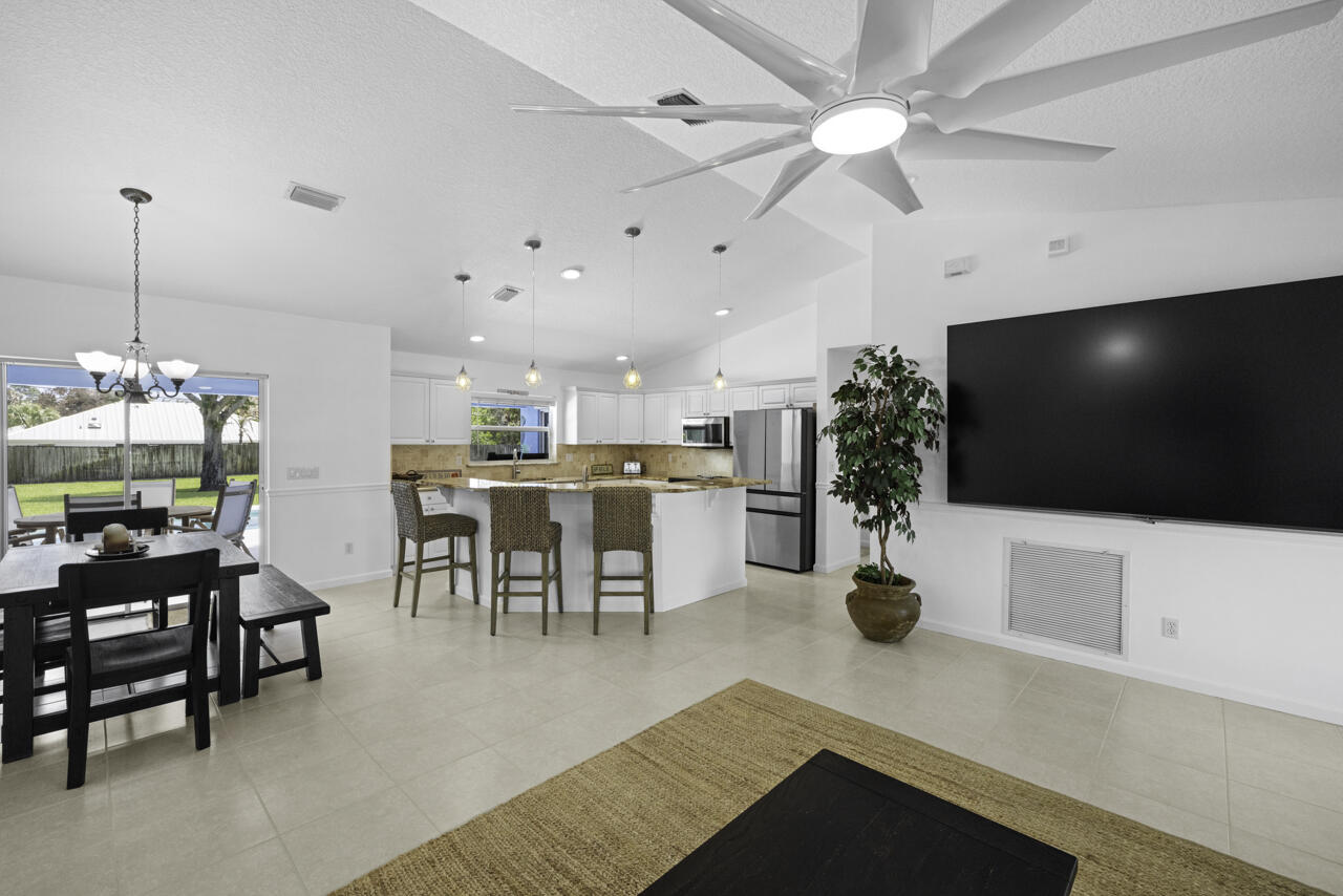 5064 SE Horseshoe Point Road