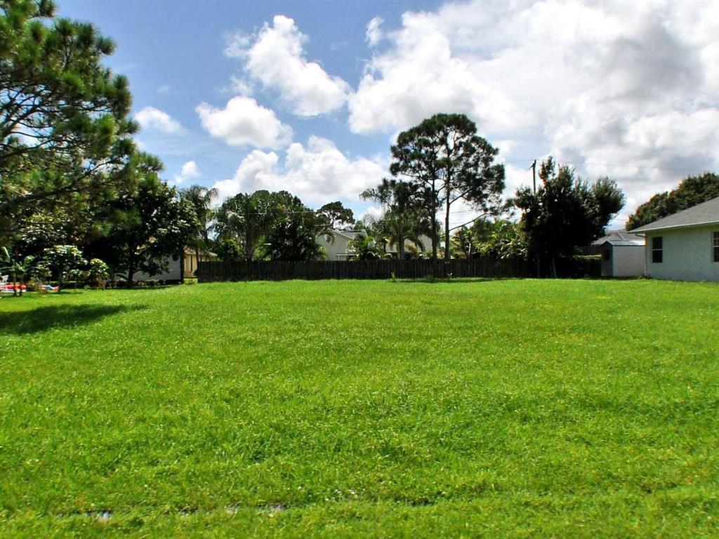 CLEARED LOT WITH BEAUTIFUL HOMES IN THE AREA. BUILD YOUR DREAM HOME ON THIS LOT CONVENIENTLY LOCATED MINUTES AWAY FROM THE MALL, HOSPITALS, RESTAURANTS AND SHOPPING.OWNER CONSIDERING ALL OFFERS