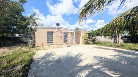 Tiny photo for 490 Tulip Tree Drive, Lake Worth, FL 33462 (MLS # B26022128)