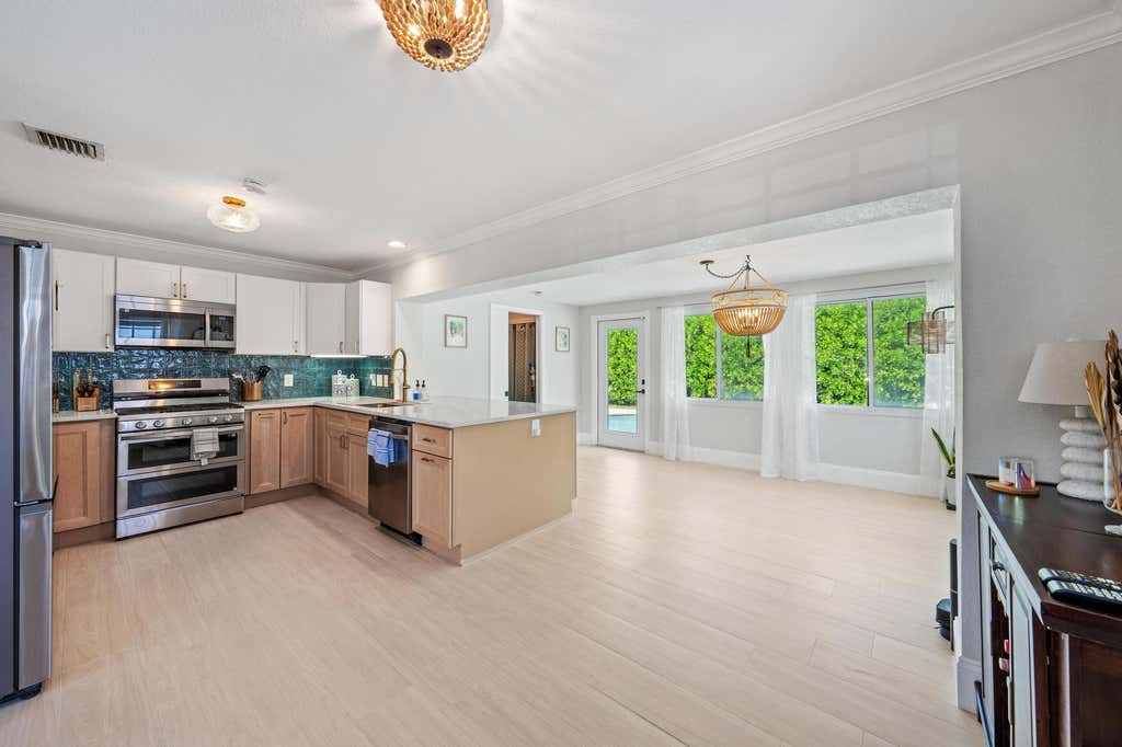 Photo of 511 Ivy Avenue, Palm Beach Gardens, FL 33410 (MLS # B26064285)