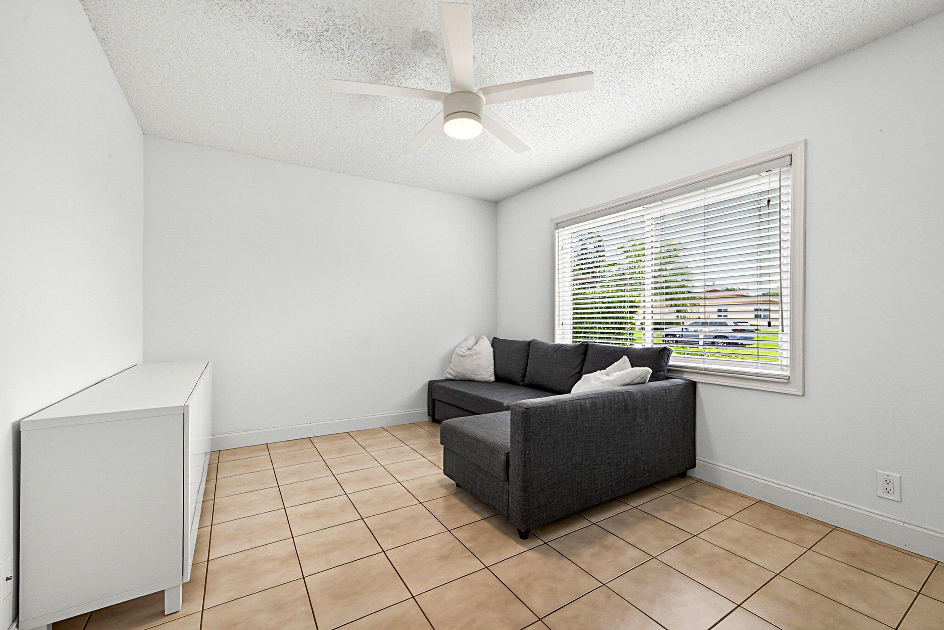 DELRAY VILLAS 4 - Residential